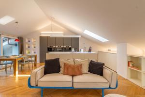 Una sala de estar con un sofá y una cocina. en My cup of tea by Houset, en Seregno