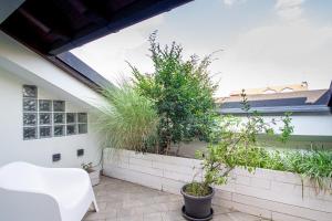 Un patio con plantas en macetas en un edificio. en My cup of tea by Houset, en Seregno