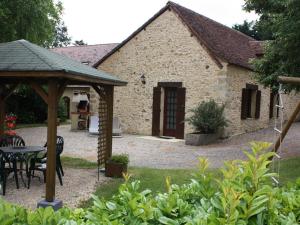 Un jardín fuera de Gîte périgourdin avec WiFi, jardin, barbecue, proche sites historiques et randonnées - FR-1-616-71