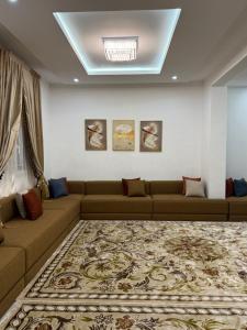 祖埃拉特Royal suite的带沙发和地毯的客厅