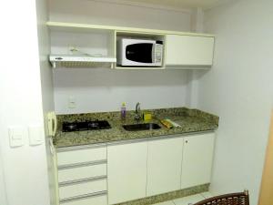 Η κουζίνα ή μικρή κουζίνα στο Apartamentos Lagoa Flat Service