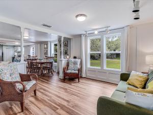 Una sala de estar con un sofá y sillas y una mesa. en Bahia OZ RP105, en Rockport