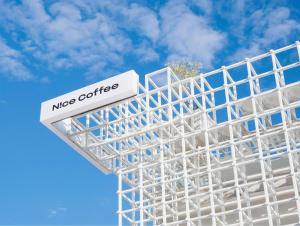 Nice holiday Resort-Guanhu beach Shenzhen في شنجن: مبنى أبيض عليه لافتة قهوة جميلة