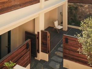 Nice holiday Resort-Guanhu beach Shenzhen في شنجن: فناء خارجي مع أبواب خشبية وكرسي +90 صورة