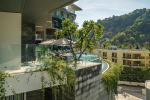 un edificio con un árbol a un lado. en Private apartment at Twin Sands by Lofty, en Patong Beach