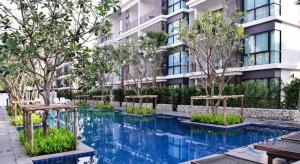 une piscine devant un bâtiment dans l'établissement Modern apartment at The Title by Lofty, à Ban Saiyuan (1)