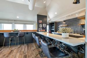 Skyline Suite with Penthouse & Rooftop Deck 6BR by Maddox Hotel的厨房或小厨房