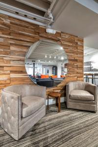 Skyline Suite with Penthouse & Rooftop Deck 6BR by Maddox Hotel的休息区