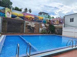a large swimming pool on the side of a building at Phú Quốc Center Hotel in Phú Quốc