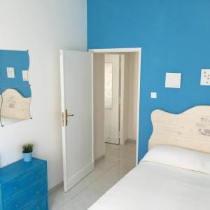 ガエータにあるAppartamento Happinessの青い壁のベッドルーム1室(ベッド1台付)
