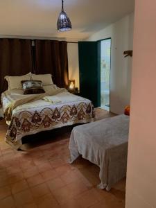 a bedroom with a bed and a large window at Espaço Brilho do Sol Genipabu in Extremóz