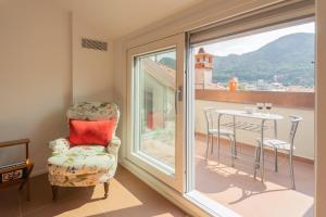 Habitación con ventana, silla y mesa. en Rooftop Nest in Como city center by Rent All Como, en Como