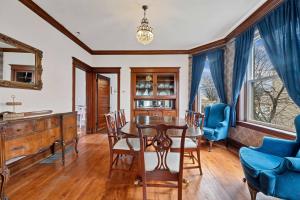 Posezení v ubytování 6 Bed Whole House in Chicagolands Trendy Berwyn home + 42 fotografií