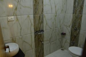 Hotel Sach Regency的一间浴室