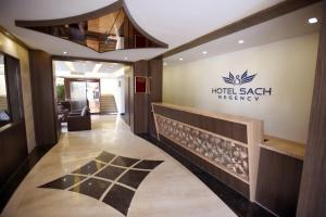 een hotel ash therapie lobby met een bord op de muur bij Hotel Sach Regency in Anand