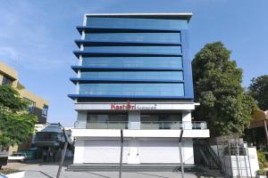 阿南德Hotel Sach Regency的一座前面有标志的高楼