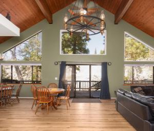 Ruang duduk di Granite View Lodge - Minutes from Water