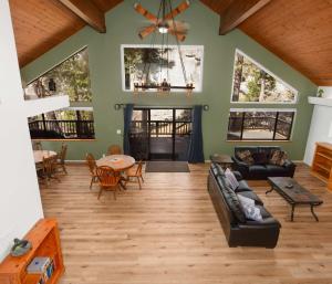 Ruang duduk di Granite View Lodge - Minutes from Water