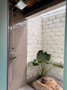 Ένα μπάνιο στο Rock Bay by Chành Rành