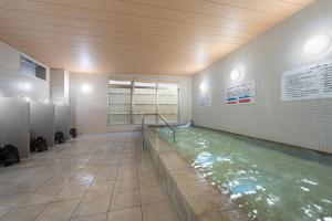 鹿児島市にあるホテルオリエンタルエクスプレス鹿児島天文館のプールのある部屋の水たまり