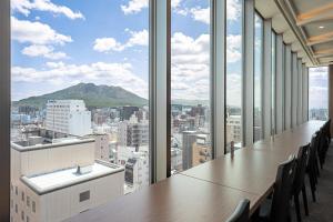 鹿児島市にあるホテルオリエンタルエクスプレス鹿児島天文館の街の景色を望む会議室