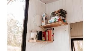 Köök või kööginurk majutusasutuses Firefly Tiny House by Tiny Away