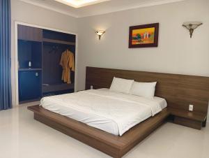 a bedroom with a large bed with white sheets at Hòn Cau Resort & Restaurant in Tuy Phong +38 photos
