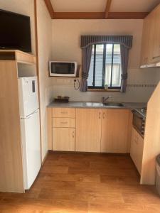 Robinvale Murray View Cabin的配有白色冰箱和微波炉的厨房