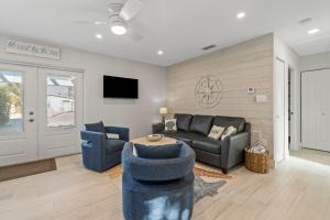 Μια τηλεόραση ή/και κέντρο ψυχαγωγίας στο 2 Bed Cottage Walk to Beach, Bikes, Kayaks, Beach Gear, Fishing