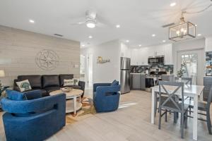 Η κουζίνα ή μικρή κουζίνα στο 2 Bed Cottage Walk to Beach, Bikes, Kayaks, Beach Gear, Fishing