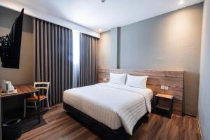 En eller flere senge i et værelse på Stay Kertapati Hotel