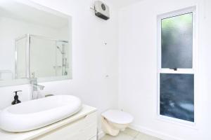 クライストチャーチにあるMount Pleasant - Ocean Views - 3 bedroom with bathtubの洗面台と窓のある白いバスルーム +38枚の写真