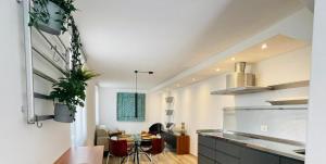 une cuisine et une salle à manger avec une table et des chaises dans l'établissement Smiley House By Case al Lago, à San Felice del Benaco