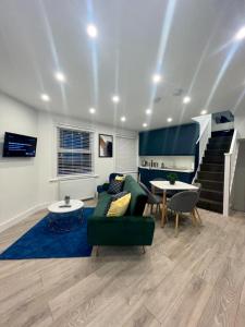 una sala de estar con un sofá y una mesa en Trinity Apartments - 2 Bed Apartment - sleeps 6 - Spacious - Modern - 30 Seconds from High Street, en Huntingdon