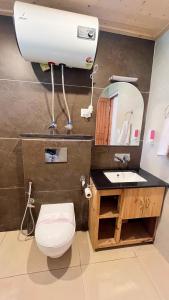 Ένα μπάνιο στο Tourist Hotel 10 minutes walking distance from the mall +75 φωτογραφίες