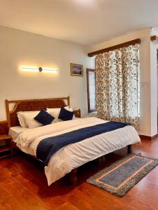 Katil atau katil-katil dalam bilik di Tourist Hotel 10 minutes walking distance from the mall