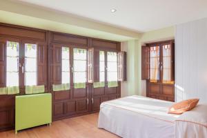 A bed or beds in a room at Apartamentos Santana
