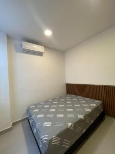 a bedroom with a bed and a air conditioner at Cozy apartment in Apartadó in Apartadó