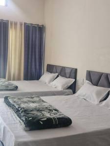 Ένα ή περισσότερα κρεβάτια σε δωμάτιο στο Pragya homestay