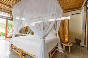 Postel nebo postele na pokoji v ubytování Jellyfish Villas Bingin Beach