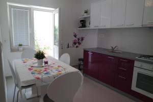 Kuchyň nebo kuchyňský kout v ubytování Apartments Jadranka