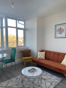 Χώρος καθιστικού στο 1 Bedroom Apartment - Flitwick - Contractor Friendly - Tourist Ready - Full Kitchen - WiFi - Smart TV - Sofa Bed - FREE Parking - Ideal for Short or Long Stays