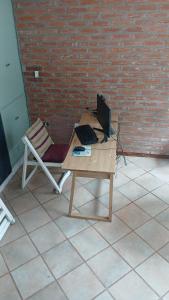 escritorio con ordenador portátil y silla en Casa San Isidro, en San Isidro