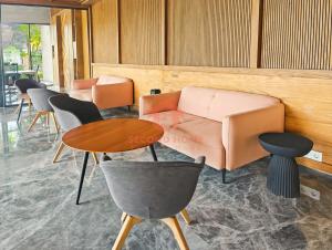 Lavaya Resort 1BR Nusa Dua with Pool, WiFi, Netflix by 2ndHome的休息区