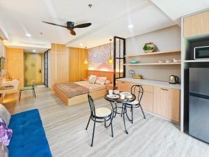 努沙杜瓦Lavaya Resort 1BR Nusa Dua with Pool, WiFi, Netflix by 2ndHome的一间有床、桌子和椅子的房间