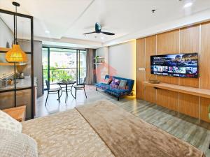 努沙杜瓦Lavaya Resort 1BR Nusa Dua with Pool, WiFi, Netflix by 2ndHome的一间带床和平板电视的卧室