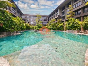 努沙杜瓦Lavaya Resort 1BR Nusa Dua with Pool, WiFi, Netflix by 2ndHome的建筑物中间的游泳池