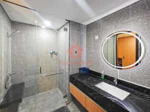 努沙杜瓦Lavaya Resort 1BR Nusa Dua with Pool, WiFi, Netflix by 2ndHome的带淋浴、水槽和镜子的浴室