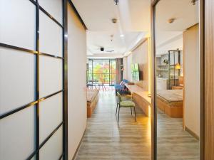 努沙杜瓦Lavaya Resort 1BR Nusa Dua with Pool, WiFi, Netflix by 2ndHome的把客厅和饭厅隔开的圆柱门