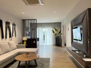 TV a/nebo společenská místnost v ubytování JOMSTAY Octagon Ipoh Suites